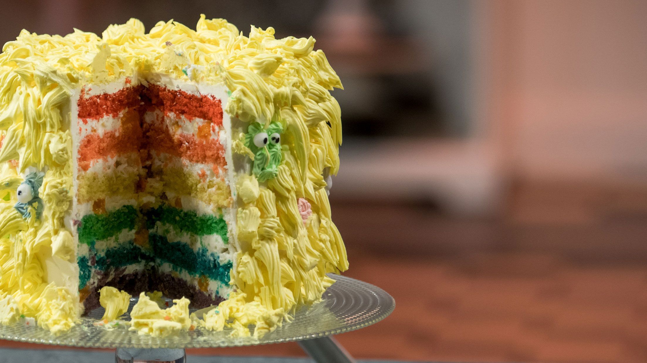 Regenbogentorte im Shag-Cake-Style | Promibacken - Sat.1