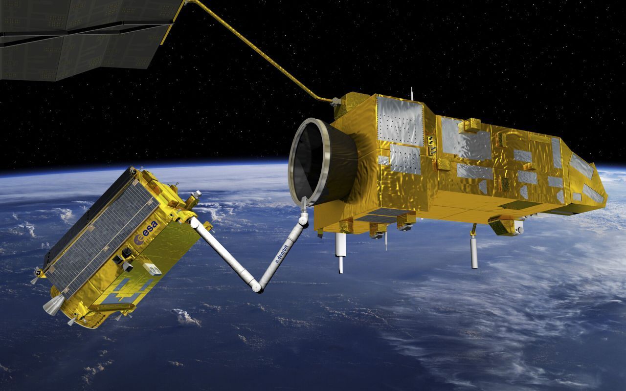 Die ESA lässt ebenfalls einen Weltraumschlepper entwickeln. Ab 2025 soll ClearSpace-1 mit Greifarmen die gefährlichsten und größten Brocken Weltraumschrott packen und Richtung Atmosphäre ziehen (im Bild eine Vorgänger-Studie).