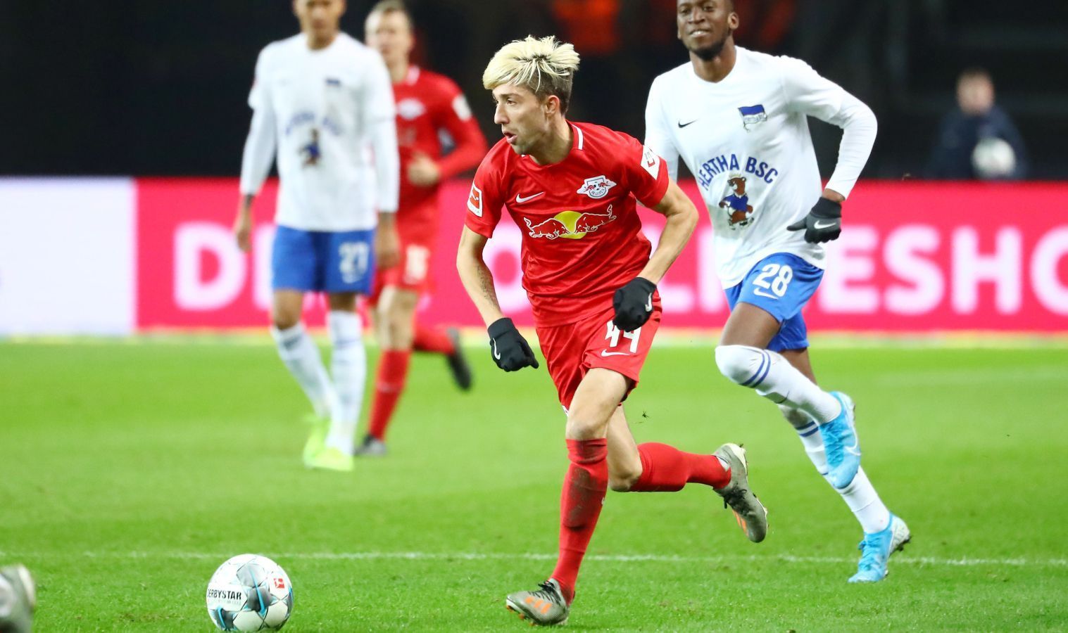 
                <strong>Kevin Kampl (RB Leipzig) </strong><br>
                Anders als viele seiner Mitspieler kam Kevin Kampl nicht direkt von Salzburg nach Leipzig. Borussia Dortmund holte den Mittelfeldspieler im Winter 2015 für zwölf Millionen Euro. Nur ein halbes Jahr später ging es schließlich weiter zu Bayer Leverkusen. Von dort verpflichtete Leipzig den früheren Salzburger 2017 für 20 Millionen Euro.
              