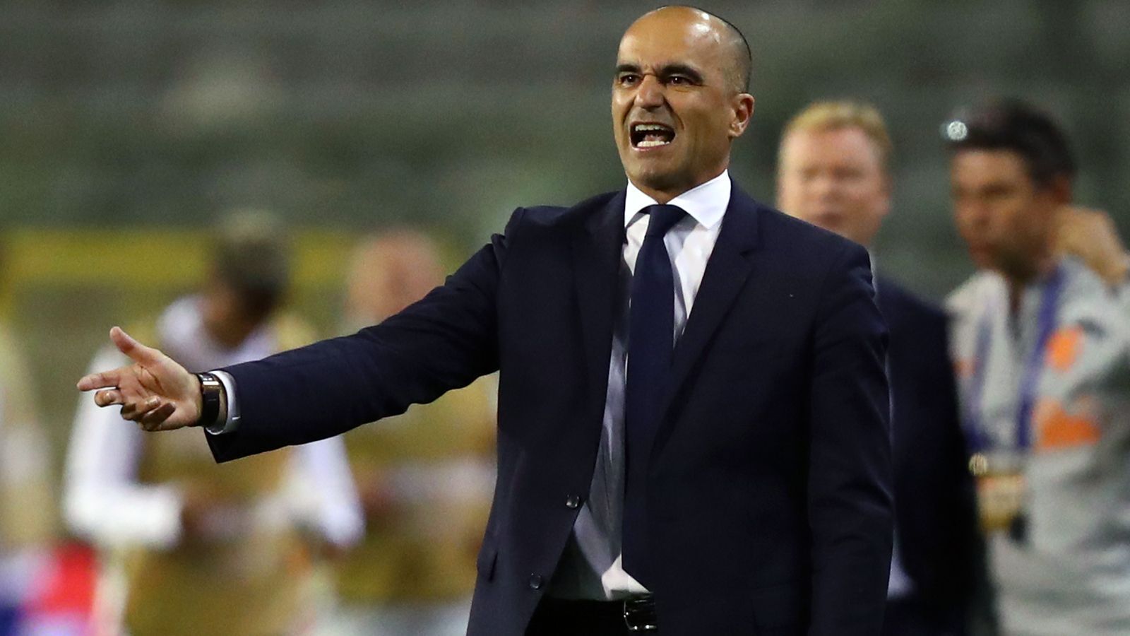 
                <strong>Roberto Martinez (Nationaltrainer Belgien)</strong><br>
                Nach Contes angeblicher Absage soll bzw. muss sich Real nun wohl mit einem Plan B beschäftigen. Als ein Alternativ-Kandidat gilt der bisherige belgische Nationaltrainer Roberto Martinez. Der 45-jährige Katalane führte die "Roten Teufel" bei der WM-Endrunde 2018 zum dritten Platz und kennt mit Keeper Thibaut Courtois auch schon einen aktuellen Real-Star durch seine bisherige Tätigkeit bestens. Auf Klub-Ebene kann Martinez vor allem durch seine Zeit bei Everton und Wigan einiges vorweisen. Mit Wigan gewann er etwa 2013 überraschend den FA-Cup und auch bei den "Toffees" war er für einen attraktiven Spielstil bekannt.
              