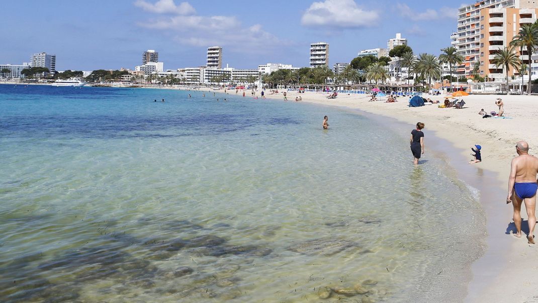 Viel Sonne, viel Party: Magaluf ist beliebt bei jungen Tourist:innen. Jetzt sollen sechs junge Männer über eine Frau hergefallen sein und sie mutmaßlich vergewaltigt haben.