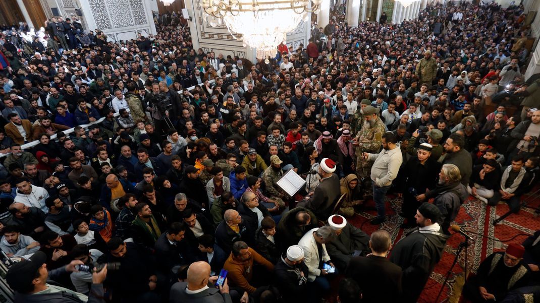 Zahlreiche Gläubige besuchen das erste Freitagsgebet nach Assads Sturz vor der Umayyaden-Moschee in Damaskus.