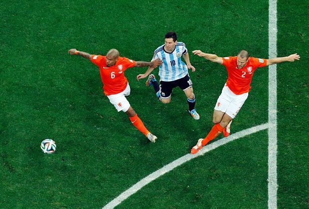 
                <strong>Niederlande vs. Argentinien (2:4 n.E.) - Tanz der Verteidiger</strong><br>
                Interessante Abwehr-Variante der Holländer Nigel de Jong (l.) und Ron Vlaar (r.) gegen Lionel Messi.
              