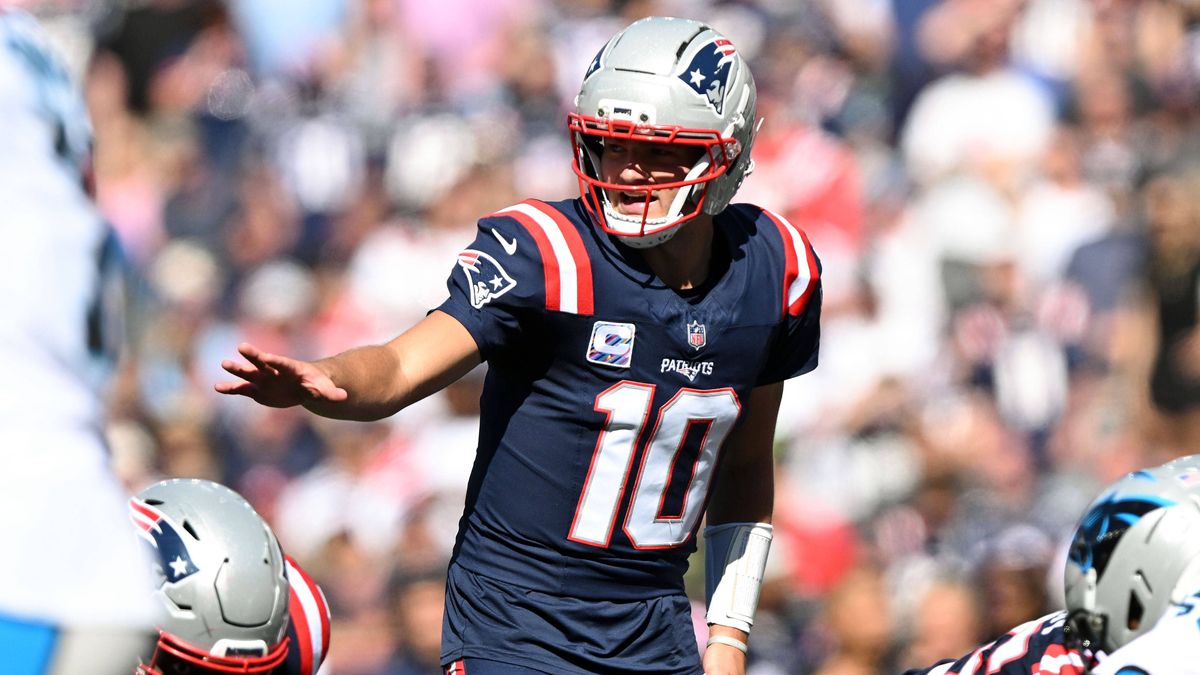 NFL, American Football Herren, USA Carolina Panthers at New England Patriots Sep 28, 2025; Foxborough, Massachusetts, USA; New England Patriots quarterback Drake Maye (10) calls a play against the ...