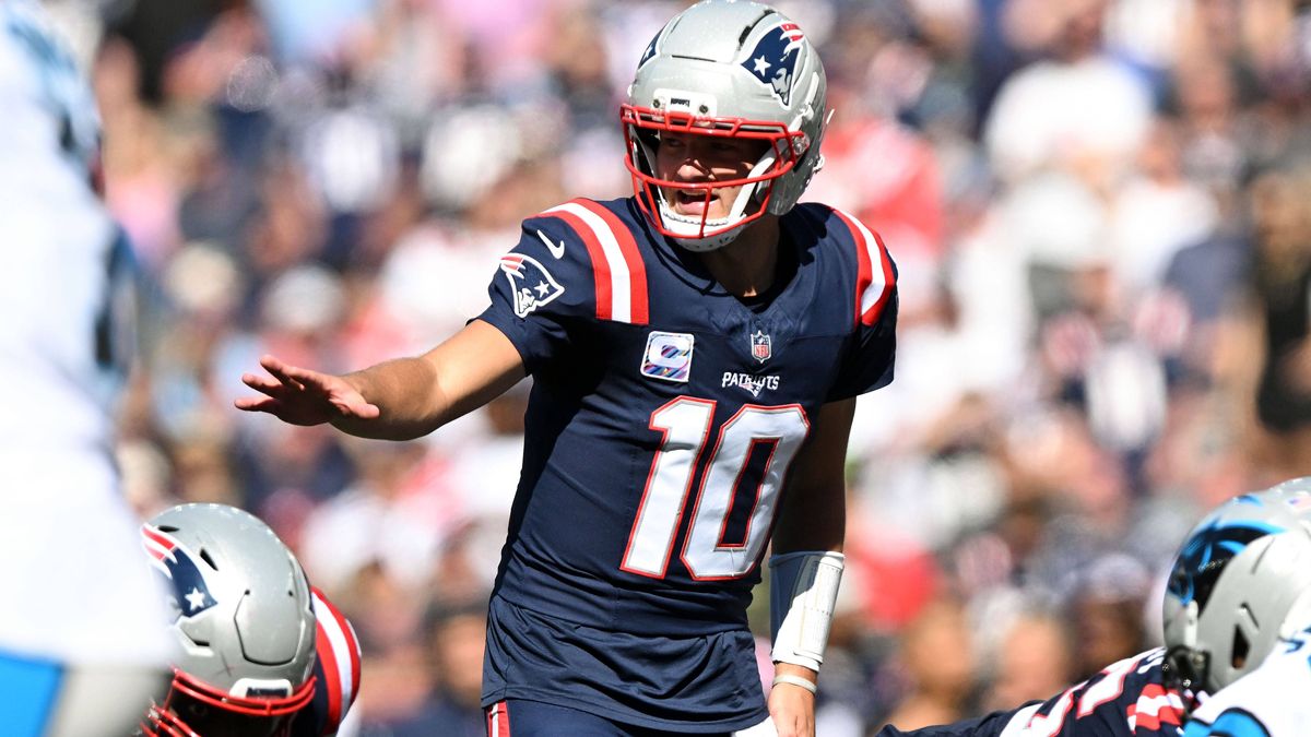 NFL, American Football Herren, USA Carolina Panthers at New England Patriots Sep 28, 2025; Foxborough, Massachusetts, USA; New England Patriots quarterback Drake Maye (10) calls a play against the ...