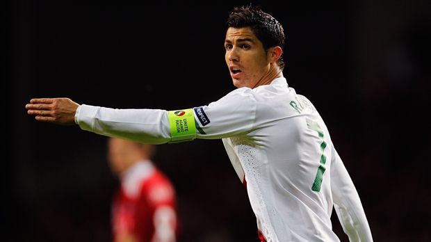 
                <strong>Portugal - Cristiano Ronaldo</strong><br>
                Portugal - Cristiano Ronaldo: Über den Real-Star, der als frischgebackener Champions-League-Sieger zur EM fährt, muss man nicht mehr viele Worte verlieren. Er ist seit Jahren das Aushängeschild des portugiesischen Fußballs und soll in Frankreich die jungen Talente rund um den Neu-Münchner Renato Sanches führen. Obwohl CR7 bei seinen Vereinen höchst erfolgreich ist, fehlt ihm der große Titel mit der Nationalmannschaft. Und so viele Chancen dürfte der mittlerweile 31-Jährige dazu auch nicht mehr bekommen.
              