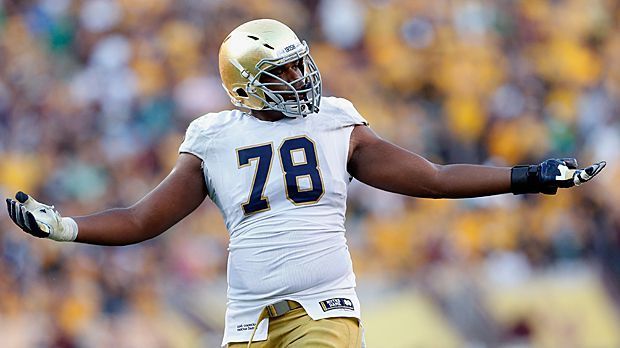 
                <strong>Ronnie Stanley</strong><br>
                7. Position: Ronnie Stanley (Offensive Tackle) zu den San Francisco 49ers. Wer auch immer als Starting-Quarterback in San Francisco aufläuft, braucht eine gute O-Line. Eigentlich würden viele Experten sagen, Laremy Tunsil von Ole Miss ist der beste Offensive Tackle, der 2016 zu kriegen ist. Aber ich finde Ronnie Stanley noch besser. Der Mann arbeitet so gut mit seinen Händen, hat mit gut zwei Metern die perfekte Größe und ist mit 4,68 Sekunden mal richtig schnell für einen O-Liner. Außerdem kommt er von Notre Dame. Und wer hat da noch gespielt? Richtig, Joe Montana.
              