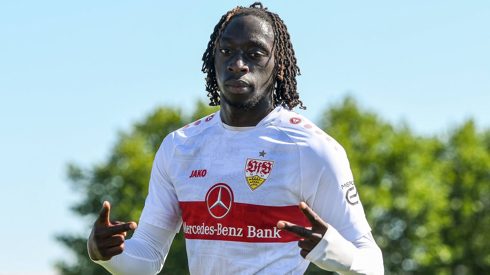 
                <strong>Tanguy Coulibaly (VfB Stuttgart)</strong><br>
                Linksaußen Tanguy Coulibaly schnappte sich der VfB Stuttgart im Sommer 2019 aus der U19 von PSG. Dort überzeugte Coulibaly mit den Franzosen in der UEFA Youth League und machte sich so für andere Klubs interessant. Mittlerweile hat der 21-Jährige schon 52 Bundesliga-Partien für die Schwaben absolviert (zwei Tore, drei Vorlagen), fehlt aber aktuell wegen einer langwierigeren Zehenverletzung. Der Vertrag des Ex-PSG-Talents läuft 2023 aus. 
              