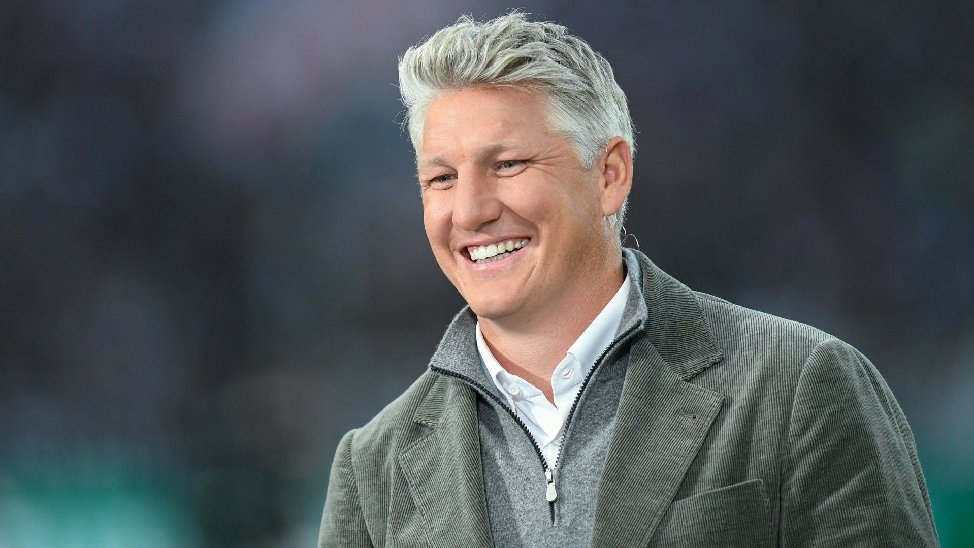 <strong>Bastian Schweinsteiger (Skifahrer und Bürokaufmann)</strong><br>Bastian Schweinsteiger hat im Profifußball fast alles erreicht. In seiner Jugend war er sich aber gar nicht so sicher, ob er Fußballprofi werden soll: Er strebte auch eine Karriere als professioneller Skifahrer an. So ist er auch eng mit dem deutschen Slalomspezialisten Felix Neureuther befreundet. Außerdem hat der heutige Fußball-Experte eine abgeschlossene Ausbildung als Bürokaufmann in der Tasche.