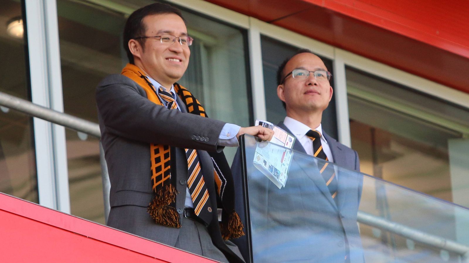 
                <strong>Wolverhampton Wanderers: Guo Guangchang, Liang Xinjun und Wang Qunbin</strong><br>
                Im Sommer 2016 kaufte ein chinesisches Konglomerat aus Guo Guangchang, Liang Xinjun und Wang Qunbin den damaligen Zweitligisten. Die Kaufsumme soll bei 45 Millionen Pfund gelegen haben. Hinter dem Zusammenschluss steht das börsennotierte Unternehmen "Fosun International Limited". Geld verdient es im Finanzsektor, aber hauptsächlich durch lukrative Firmenbeteiligungen. 2020, zu Beginn der Covid-Pandemie, stieg "Fosun" etwa bei Imfpstoff-Hersteller "Biontech" ein. Wolverhampton führten die Chinesen nicht nur in die Premier League, sondern etablierten den Klub mittlerweile dort, vor allem durch die Zusammenarbeit mit dem portugiesischen Top-Agenten Jorge Mendes, der viele seiner Landsleute zu den Wolves lotste. 
              