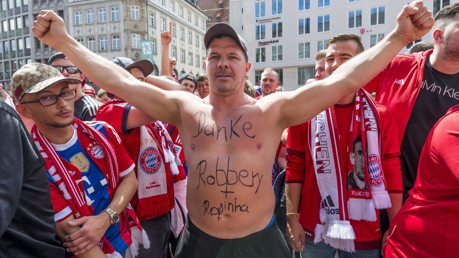 
                <strong>Double und Aufstieg der Amateure: Die Bayern feiern</strong><br>
                Schon in den frühen Morgenstunden waren die ersten Fans auf dem Marienplatz, um sich die besten Plätze zu sichern.
              