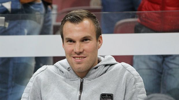 
                <strong>Kevin Großkreutz</strong><br>
                Es war eine waschechte Posse, die sich im Sommer 2015 um den Weltmeister abspielte. Sein Wechsel vom BVB zu Galatasaray Istanbul drohte zunächst wegen Formfehlern zu platzen, klappte dann aber doch. Der Haken: Großkreutz war aufgrund der Formfehler für ein halbes Jahr gesperrt. Wegen Heimweh flüchtete er, ohne auch nur eine Minute für die Türken absolviert zu haben, im Januar 2016 zum VfB Stuttgart.
              