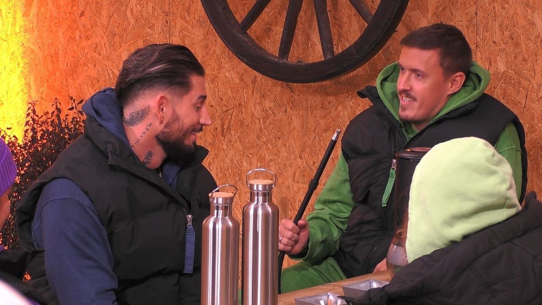 Im Innenhof des ”Promi Big Brother”-Containers plaudert Ex-Fußballprofi Max Kruse über seine wilde Vergangenheit mit den Frauen und gibt zu, dass er früher nichts anbrennen lassen hat.