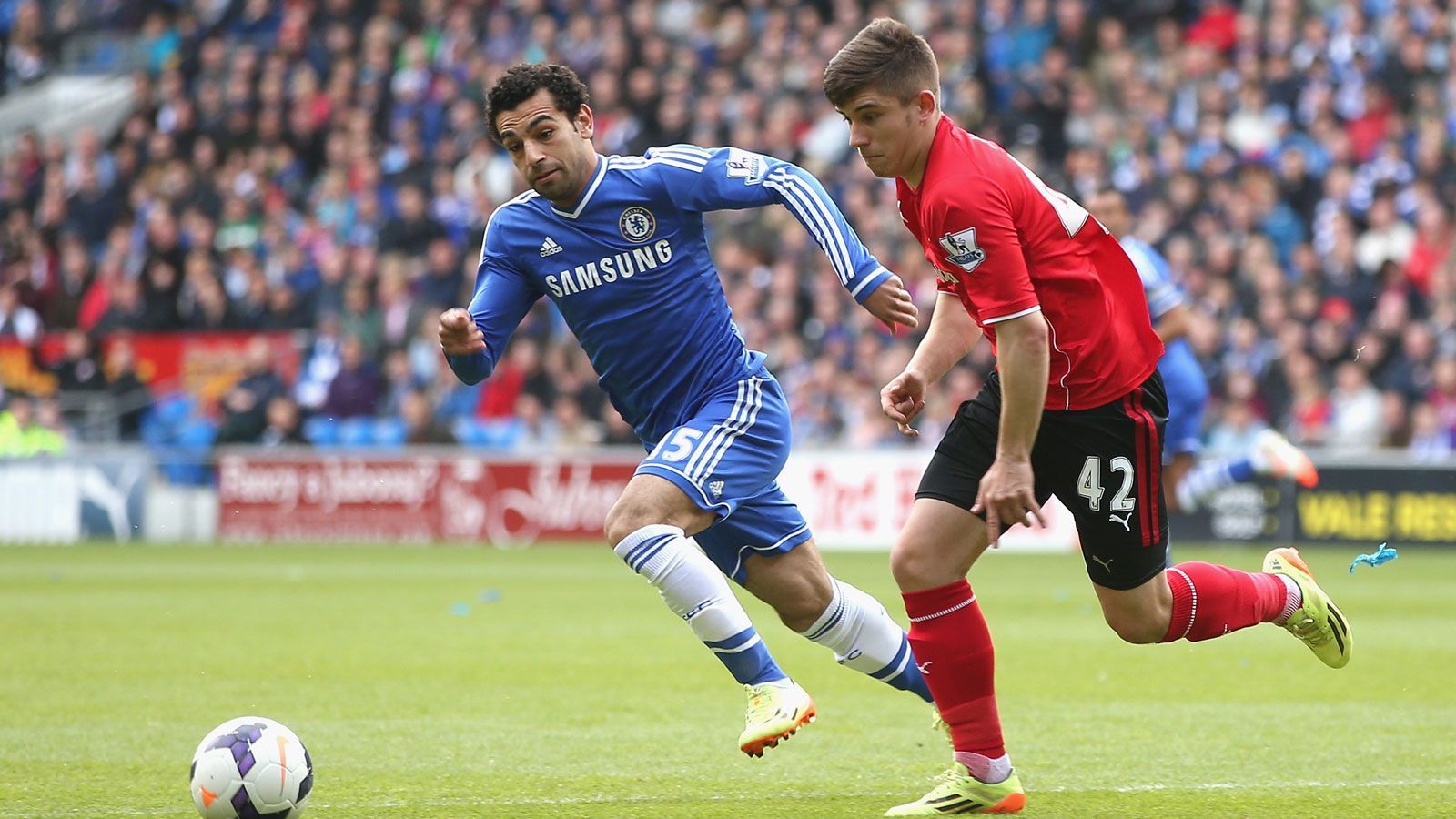 
                <strong>Mohamed Salah vs. Jose Mourinho</strong><br>
                Mohamed Salah war ein weiteres Opfer des exzentrischen Trainers. Zwar hatte Mourinho den Stürmer 2014 erst an die Stamford Bridge geholt. Doch er ließ es auch zu, dass Salah 2016 zum AS Rom verkauft wurde, wo er sich zum Top-Stürmer entwickelte. Rückwirkend wehrt sich Mourinho jedoch, das Talent des Ägypters nicht erkannt zu haben. "Die Leute erzählen sich, dass ich es war, der Salah verkauft hat. Dabei war es genau anders herum: Ich war derjenige, der ihn geholt hat", sagte er später bei "ESPN Brazil". Dass sich Salah nicht durchsetzen konnte, schob Mourinho auf dessen Jugend. "Er kam als Junge, war körperlich und mental noch nicht so weit."
              