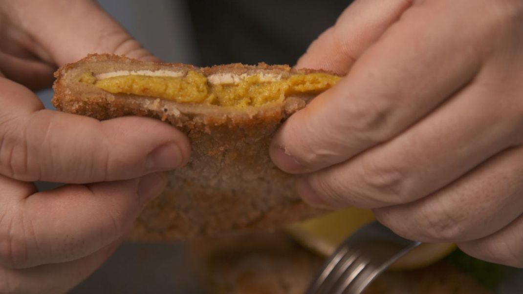 Vegan leben und kochen wird immer einfacher... Und so lecker sieht die Füllung eines frisch gebratenen, selbstgemachten Cordon Bleus aus.