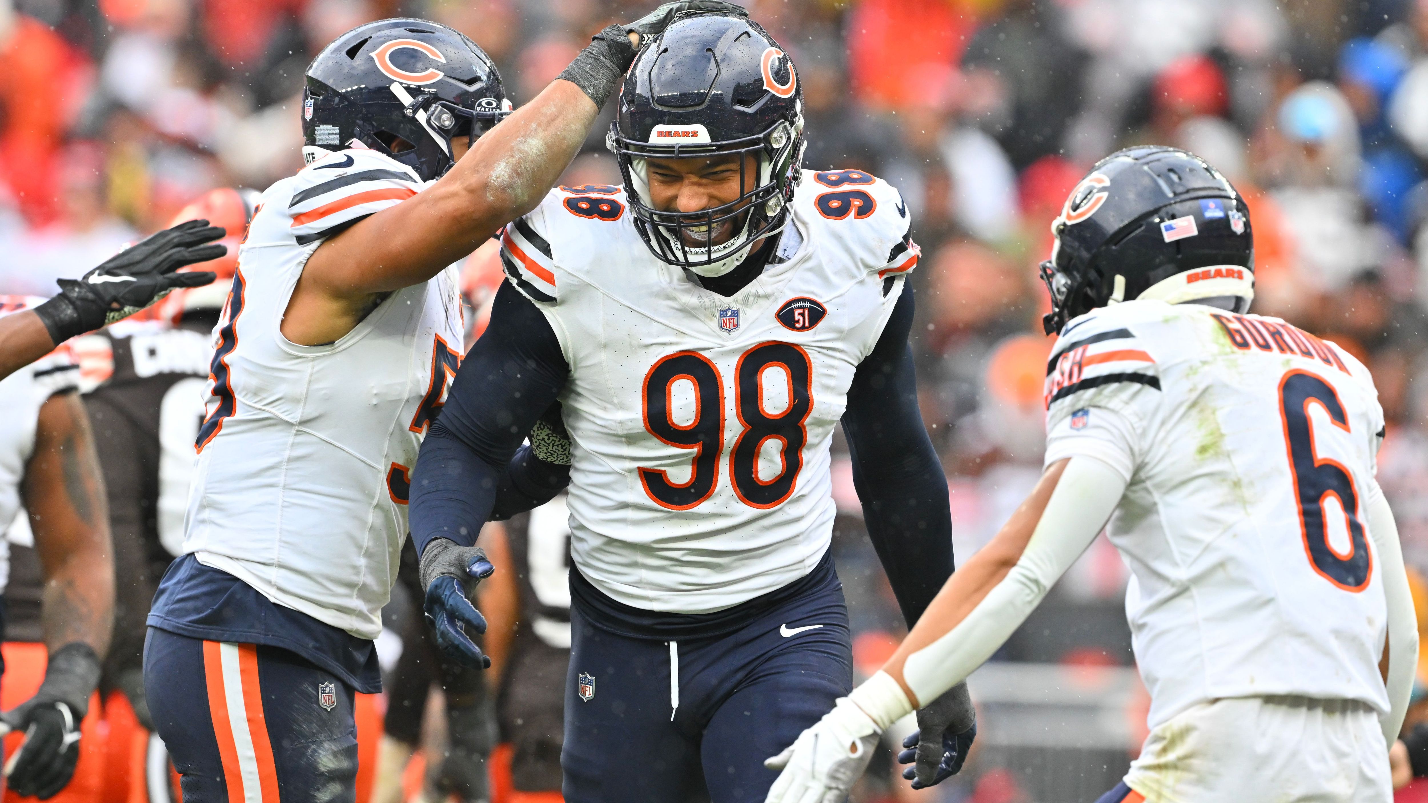 <strong>Bears: Schlüsselfaktoren</strong><br>Bleibt die Defense auf dem Niveau der zweiten Saisonhälfte, muss sich Chicago da keine Sorgen machen. Die Frage ist eher offensiver Natur: Kann Caleb Williams direkt in die Rolle als Franchise-QB wachsen? Wie lange braucht er, um sich zu adaptieren? Heißen die Antwort "ja" und "nicht lange", wird Chicago eines der spannendsten Teams 2024.