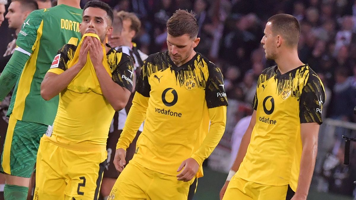 23.08.2025, xblx, Fussball 1.Bundesliga, FC St.Pauli - Borussia Dortmund v.l. Dortmund enttaeuscht, enttaeuscht schauend, dissapointed, Enttäuschung, Enttaeuschung beim Spielende, Yan Couto (Boruss...