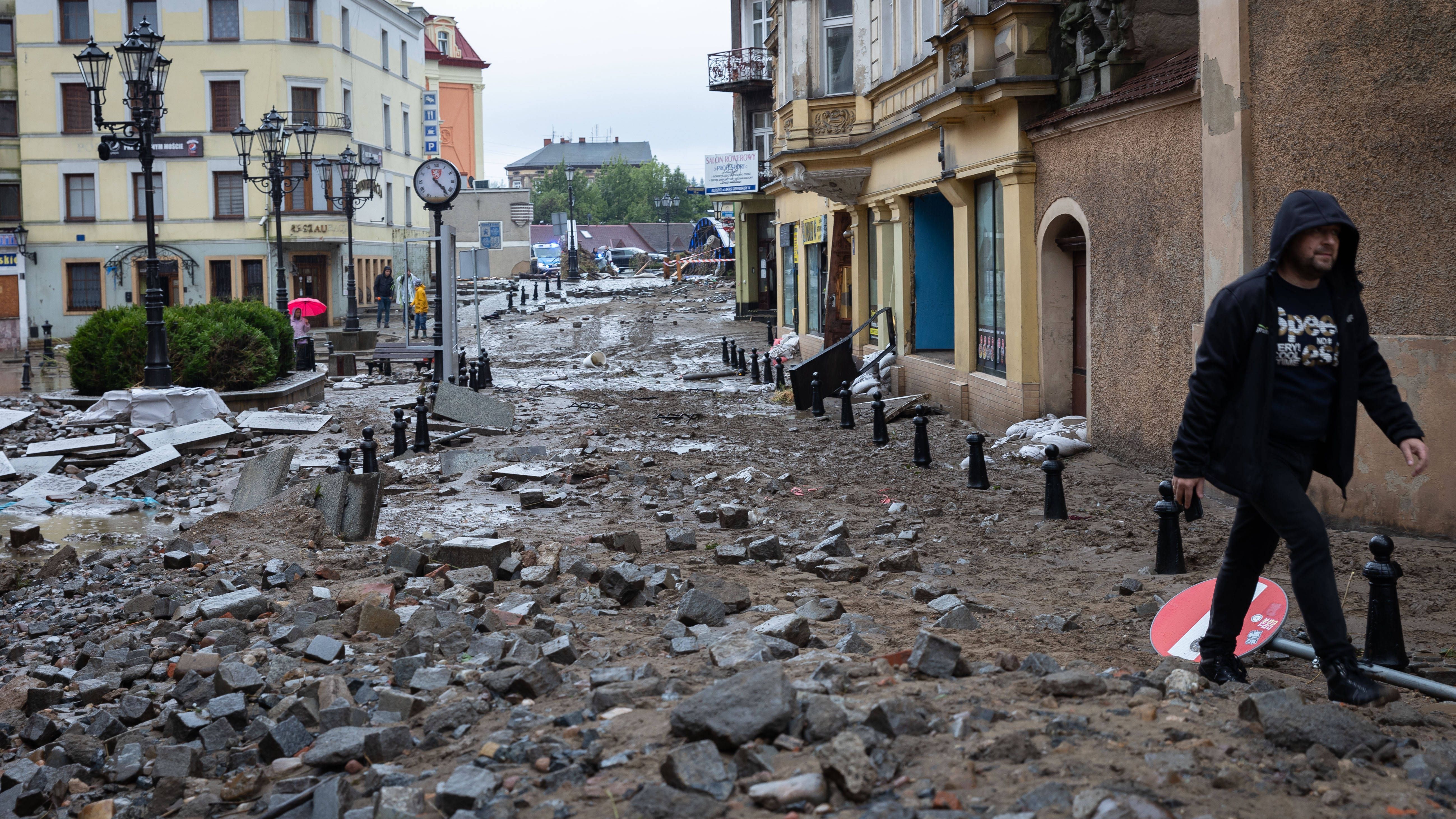 Bilder der Zerstörung: Die polnische Stadt Klodzko gleicht einem Trümmerfeld, nachdem die Wassermassen die Straßen fluteten.