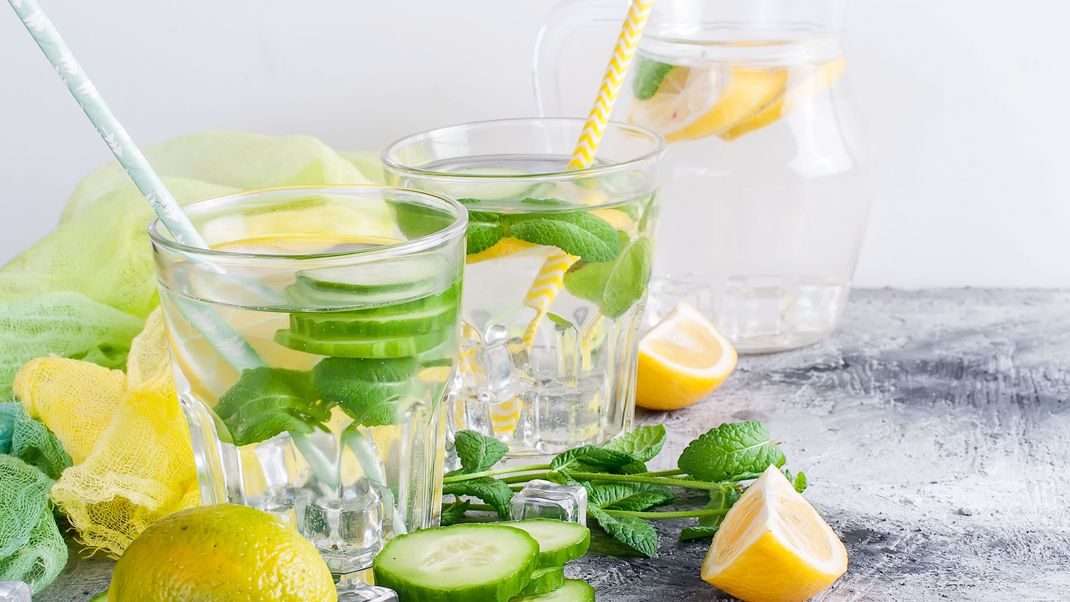 Noch auf der Suche nach dem perfekten Getränk zum Abnehmen? Dann probiere unbedingt das leckeres Gurkenwasser.&nbsp; &nbsp;