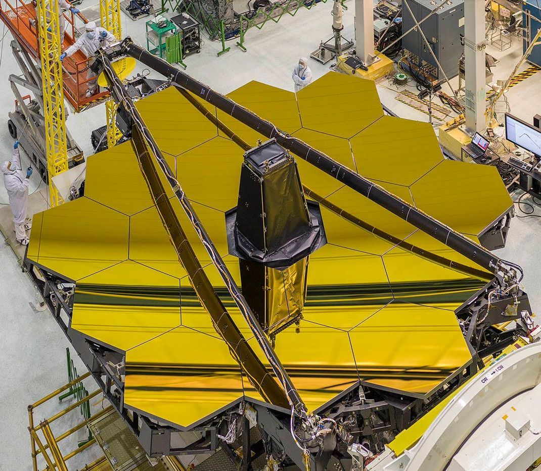 Gold ist auch in der Wissenschaft begehrt. Beispielsweise sind die Spiegel des neuen James Webb-Weltraumteleskops mit Gold beschichtet, weil das Metall die Infrarot-Strahlung besonders gut reflektiert. Die Technik hat das Teleskop sicher nicht billiger gemacht. 