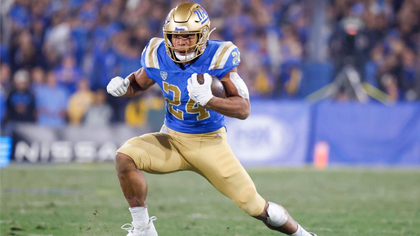 
                <strong>Platz 4: Zach Charbonnet (UCLA)</strong><br>
                Bei Zach Charbonnet scheiden sich ein wenig die Geister. Ist er "nur" einer, den man als Nummer zwei gebrauchen kann, oder ist er ein Franchise Running Back? Vor allem scheint Charbonnet oft regelrecht den Kontakt zu suchen, wenn ein Linebacker sich ihm in den Weg stellt, anstatt mit seinem durchaus vorhandenen Antritt den Weg außen herum zu suchen. Hier fragen sich NFL-Scouts: Wird sein Körper das lange mitmachen und vor allem: Kann er auch die Roquan Smith' und Tremaine Edmunds' dieser Welt über den Haufen rennen?
              