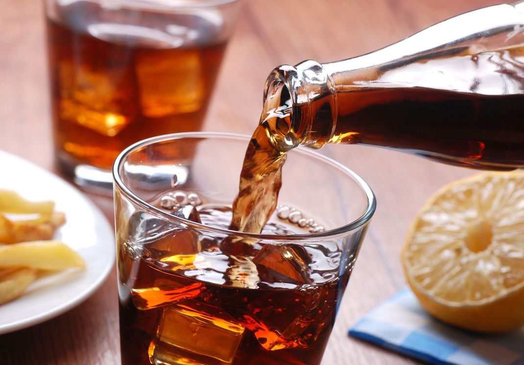 Für einen Softdrink sind Eiswürfel ideal. Crushed Ice hingegen ist für Cocktails optimal.