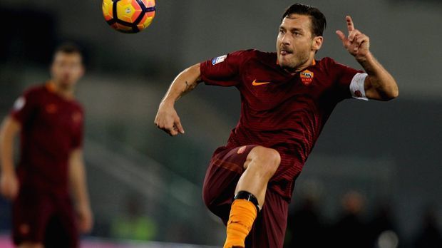 
                <strong>Francesco Totti (AS Rom)</strong><br>
                Seit 1993 spielte der 40 Jahre alte Totti immer nur für seine Roma - und hat dafür wohl auf die ganz großen Titel auf Vereinsebene verzichtet. Denn die Champions League gewann der Italiener nie. Im Sommer 2017 beendete die die Vereins-Ikone des AS Rom seine aktive Laufbahn. Totti bleibt dem Klub jedoch erhalten und wechselte bereits in den Management-Bereich des italienischen Hauptstadt-Vereins. 
              