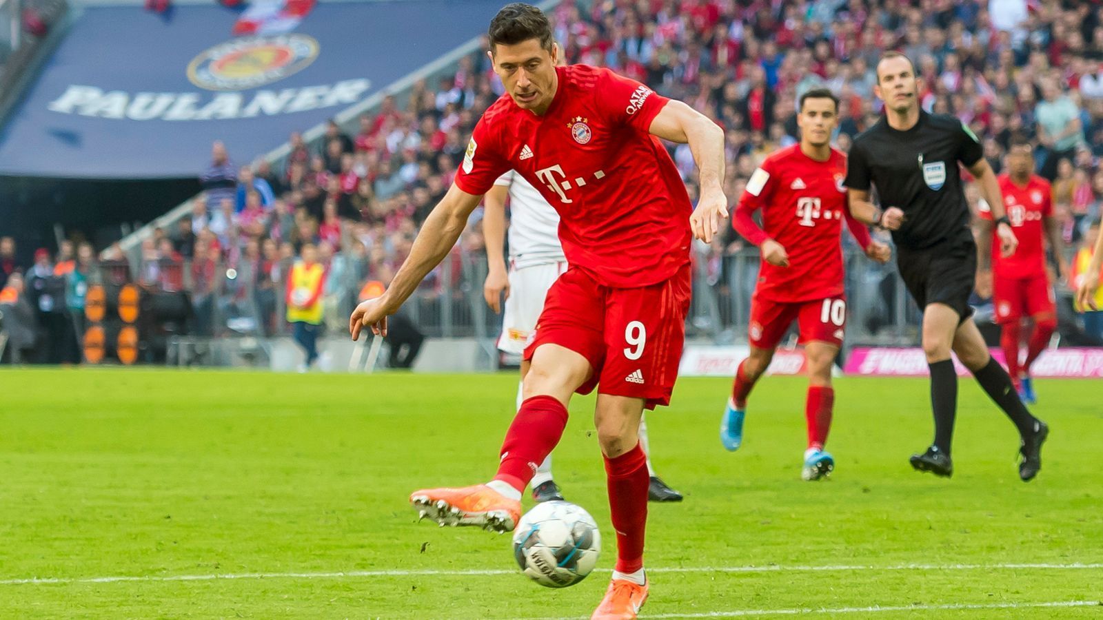 
                <strong>Historische Torserie: Lewandowski trifft im neunten Spiel in Folge</strong><br>
                Am 9. Spieltag der Saison 2019/20 hat es Robert Lewandowski in die Bundesliga-Geschichtsbücher geschafft. Mit seinem Treffer zum zwischenzeitlichen 2:0 gegen Union Berlin erzielte der polnische Stürmerstar im neunten Saisonspiel in Folge immer mindestens ein Tor - das hat vor Lewandowski noch kein anderer Bundesliga-Profi geschafft. Bislang teilte sich "Lewy" die vorherige Bestmarke von acht Spielen in Folge mit mindestens je einem Tor mit dem früheren Dortmunder Pierre-Emerick Aubameyang. Zudem überflügelte Lewandowski auch noch einen Bayern-Rekord von Carsten Jancker aus dem Jahr 2000. Lewandowski erzielte in zwölf Pflichtspielen in Folge mindestens einen Treffer. Für den Stürmer war es in der Bundesliga bereits der 13. Treffer.
              