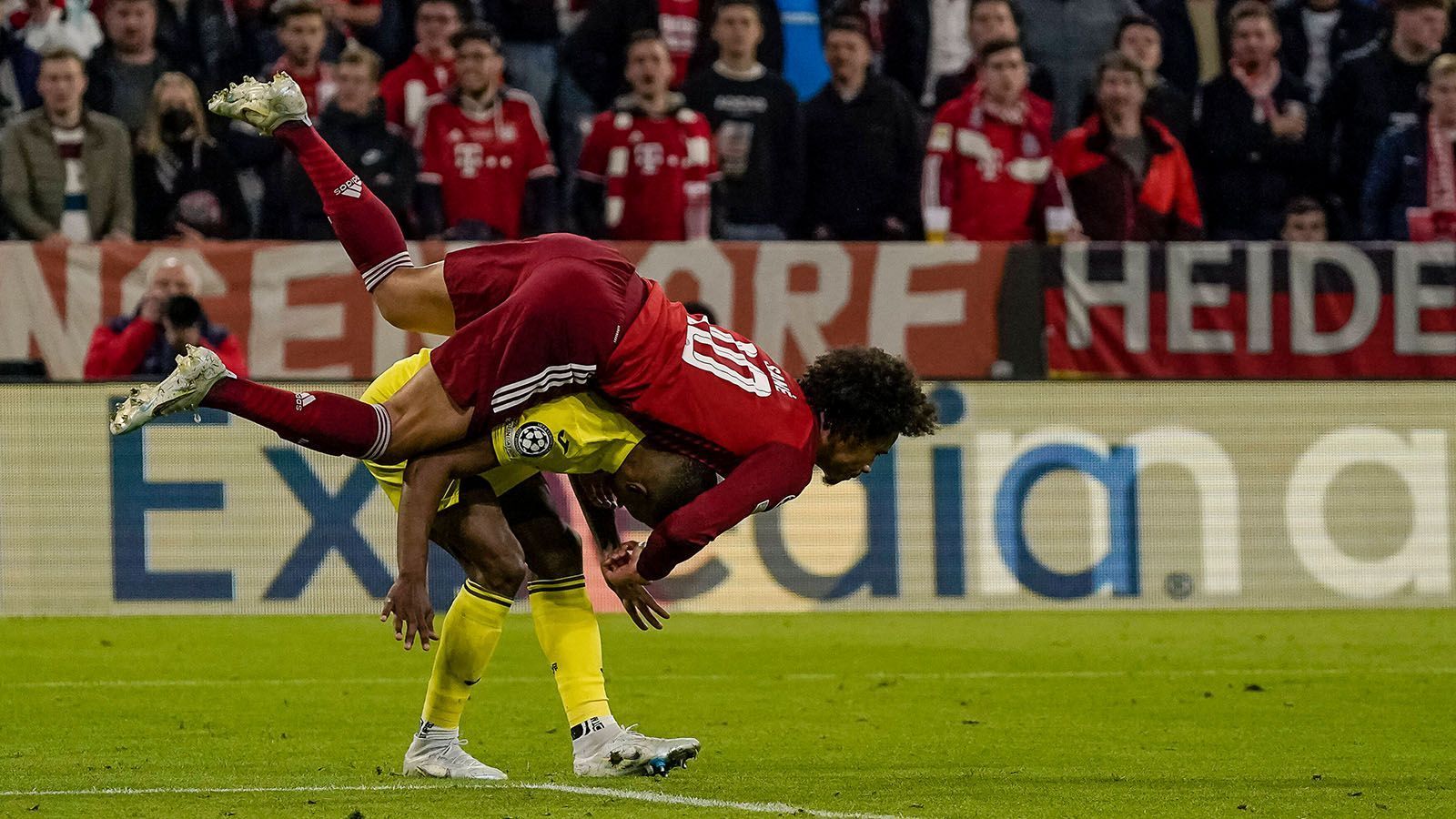 
                <strong>AS (Spanien) </strong><br>
                Auch bei der Konkurrenz darf die U-Boot-Anspielung nicht fehlen. "Villarreal torpediert Bayern in der 87. Minute. Es waren 95 Minuten des Leidens, und das Tor Chukwuezes wird in die Geschichte des 'Gelben U-Boots' eingehen."
              