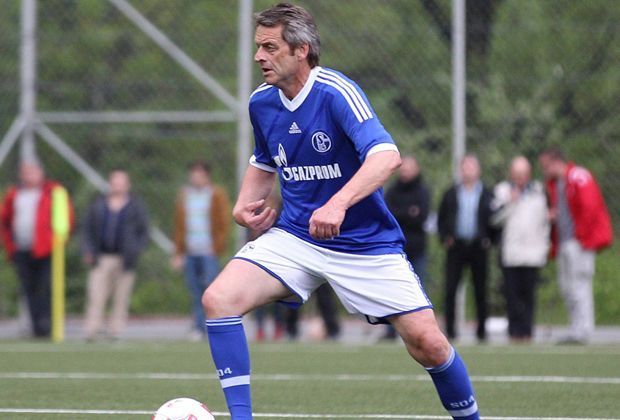 
                <strong>Matthias Herget</strong><br>
                Matthias Herget war als Mittelfeldspieler unter anderem bei Bayer Uerdingen und Schalke unterwegs. Im Dress der deutschen Nationalelf  war Herget als Kapitän bei der Europameisterschaft 1988 dabei.
              
