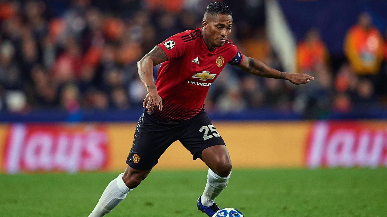 
                <strong>Antonio Valencia (zuletzt bei Queretaro FC)</strong><br>
                Der Ecuadorianer Antonio Valencia ist in Europa und vor allem in England als langjähriger Profi von Manchester United bekannt. Als der Vertrag des heute 36-Jährigen im Sommer 2019 auslief, ging es für ihn zunächst zurück nach Ecuador und nach der Station LDU Quito von Anfang 2021 bis Mitte Mai noch mal kurz nach Queretaro in Mexiko. Dort endete zuletzt auch die aktive Laufbahn des 325-maligen Premier-League-Spielers. "Ich habe nicht gedacht, dass dieser Moment so bald kommen würde, aber mein Körper hat mich gebeten, diese Entscheidung zu treffen", erklärte Valencia anlässlich seines Karriereendes der Zeitung "El Universo".
              