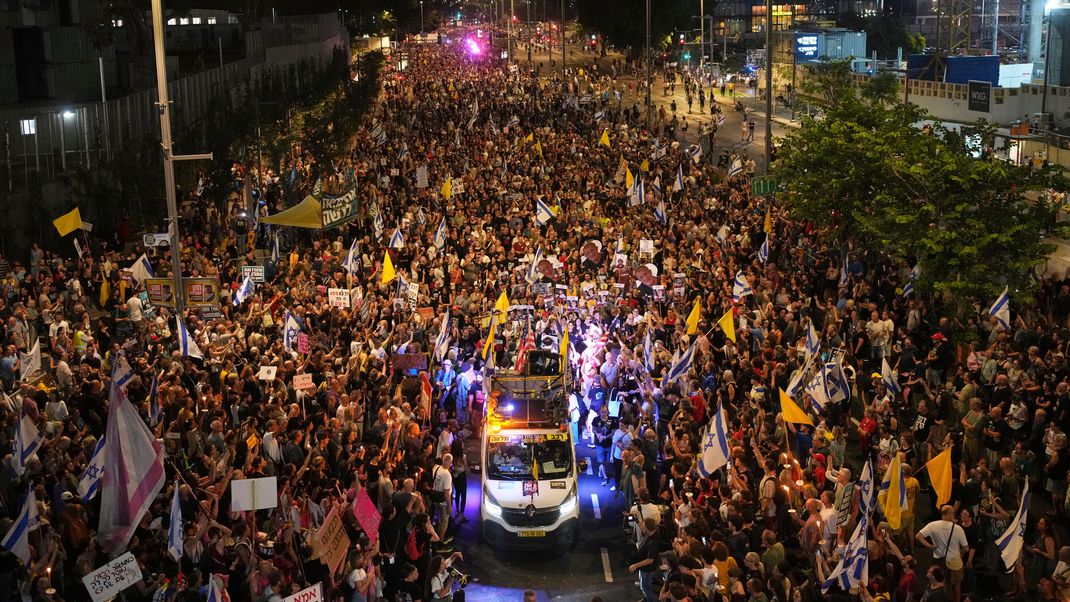 Angehörige und Unterstützer von israelischen Geiseln, die im Gazastreifen von der Terrororganisation Hamas festgehalten werden, nehmen an einer Kundgebung in Tel Aviv (Israel) teil, bei der die Freilassung der Geiseln aus der Gefangenschaft der Hamas und ein Ende des Krieges gefordert werden.