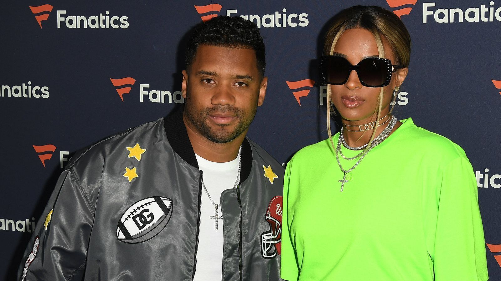 
                <strong>Russell Wilson und Ehefrau Ciara</strong><br>
                Der Quarterback der Seattle Seahawks, Russell Wilson, kam mit seiner Ehefrau Ciara. Wilson und die Sängerin sind seit 2016 verheiratet und haben zwei Kinder. 
              