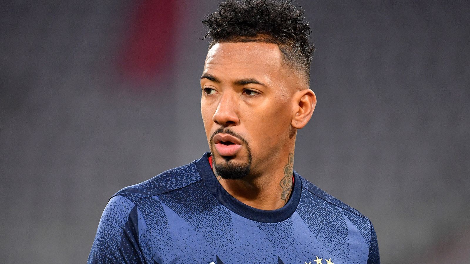 
                <strong>Jerome Boateng (FC Bayern München)</strong><br>
                Wie oft war Jerome Boateng schon weg und ist dann doch nochmal aufgestanden? Seine persönliche Triple-Saison 2019/2020 war nochmal ein echtes Statement und auch in der aktuellen Spielzeit zeigt der Weltmeister von 2014, dass er für die Bayern wichtig sein kann. Eine weitere Verlängerung könne er sich "absolut vorstellen", so der 32-Jährige im November. Bisher gab es allerdings noch keine weiteren Entwicklungen. Boateng liebäugelte, bevor Hansi Flick für Niko Kovac übernahm, des Öfteren mit einem Wechsel und könnte nochmal eine neue Herausforderung suchen. Er könnte aber auch den Bayern als Backup in der Verteidigung weiterhelfen. 
              