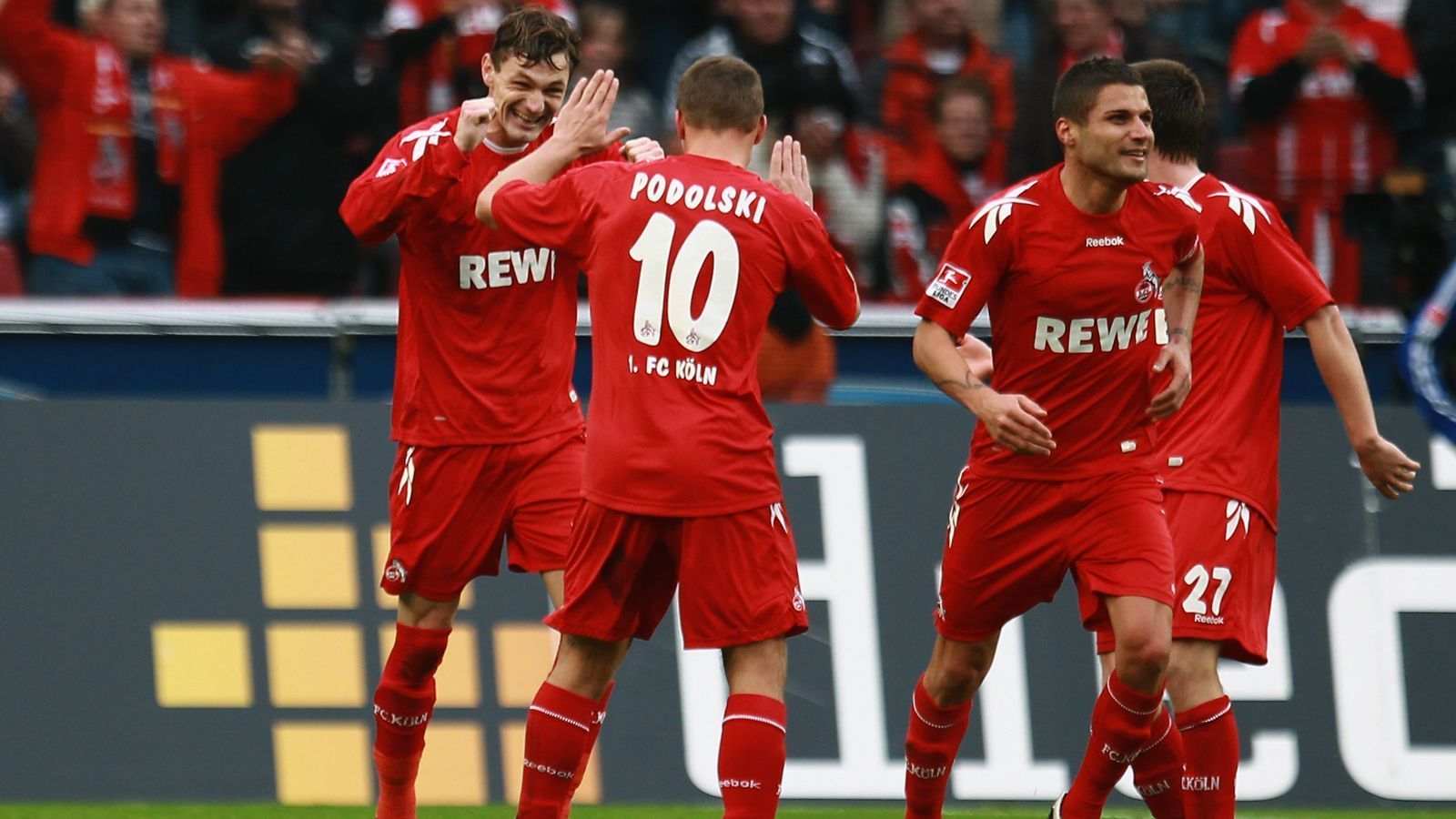 
                <strong>1. FC Köln (2010/11)</strong><br>
                Ebenfalls auf ein sehr erfolgreiches Sturmduo konnte sich Köln in der Saison 2010/11 verlassen. Milivoje Novakovic (li.) und Lukas Podolski (re.) trafen zusammen 30 Mal und konnten damit einen Fehlstart korrigieren. Zu Saisonbeginn lief es noch alles Andere als rund für den FC. Nach nur einem Sieg und zwei Remis aus den ersten neun Spielen fand sich Köln mit fünf Zählern am Tabellenende wieder. Zwar holten Poldi und Co. bis zum Ende der Hinrunde drei weitere Siege, doch der Klub war weiter mittendrin im Abstiegskampf. Erst im Frühjahr 2011 entspannte sich die Lage. Am 21. Spieltag schlug Köln durch einen Novakovic-Doppelpack sogar den FC Bayern mit 3:2 und blieb danach drei weitere Bundesliga-Spiele in Folge ohne Niederlage. Der endgültige Befreiungsschlag gelang dem 1. FC Köln dennoch erst im Saisonendspurt, als man sich von Trainer Zvonimir Soldo trennte. An den letzten drei Spieltag führte Interimslösung Volker Finke den FC zu drei Siegen (2:0 gegen Leverkusen, 2:0 in Frankfurt und 2:1 gegen Schalke). So kletterten die Geißböcke in der Tabelle mit 44 Punkten noch auf Platz 10. 
              