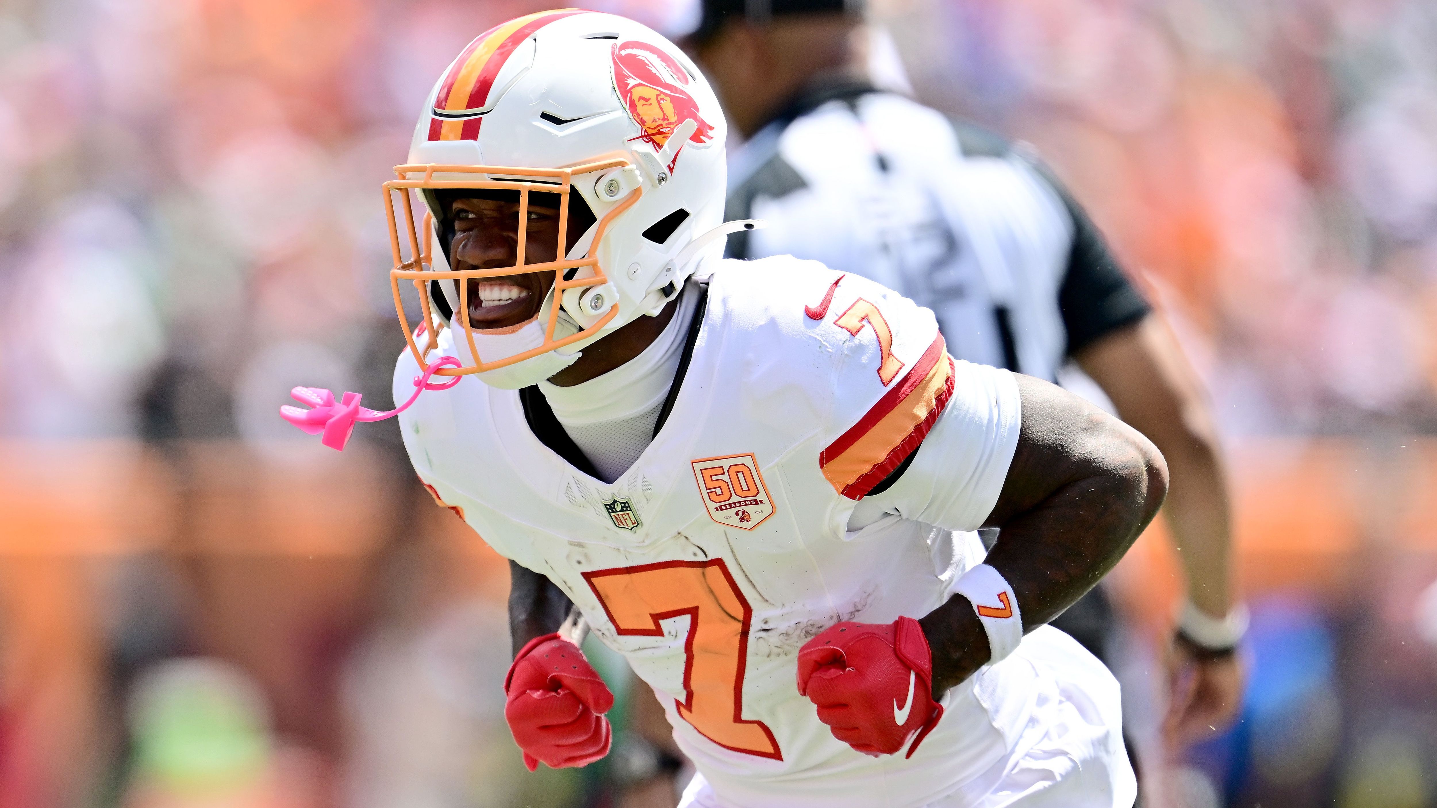 <strong>Bucky Irving (Tampa Bay Buccaneers)</strong><br>Die Tampa Bay Buccaneers dürfen sich offenbar auf die Rückkehr einer Offensivwaffe freuen. Running Back Bucky Irving nahm am Mittwoch am Training teil und kommt einem Comeback damit näher. Der 23-Jährige zog sich in Woche vier der laufenden Saison eine Schulterverletzung zu und fiel seither aus. Außerdem laborierte Irving an einer Fußverletzung. Ob er bereits am Sonntag bei den Buffalo Bills dabei sein kann, ist offen.