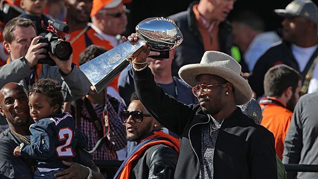 
                <strong>Sieger-Parade der Denver Broncos</strong><br>
                Das Objekt der Begierde in den Händen des Final-Helden: Super-Bowl-MVP Von Miller - mit stylischer Kopfbedeckung - präsentiert die Vince-Lombardi-Trophy.
              