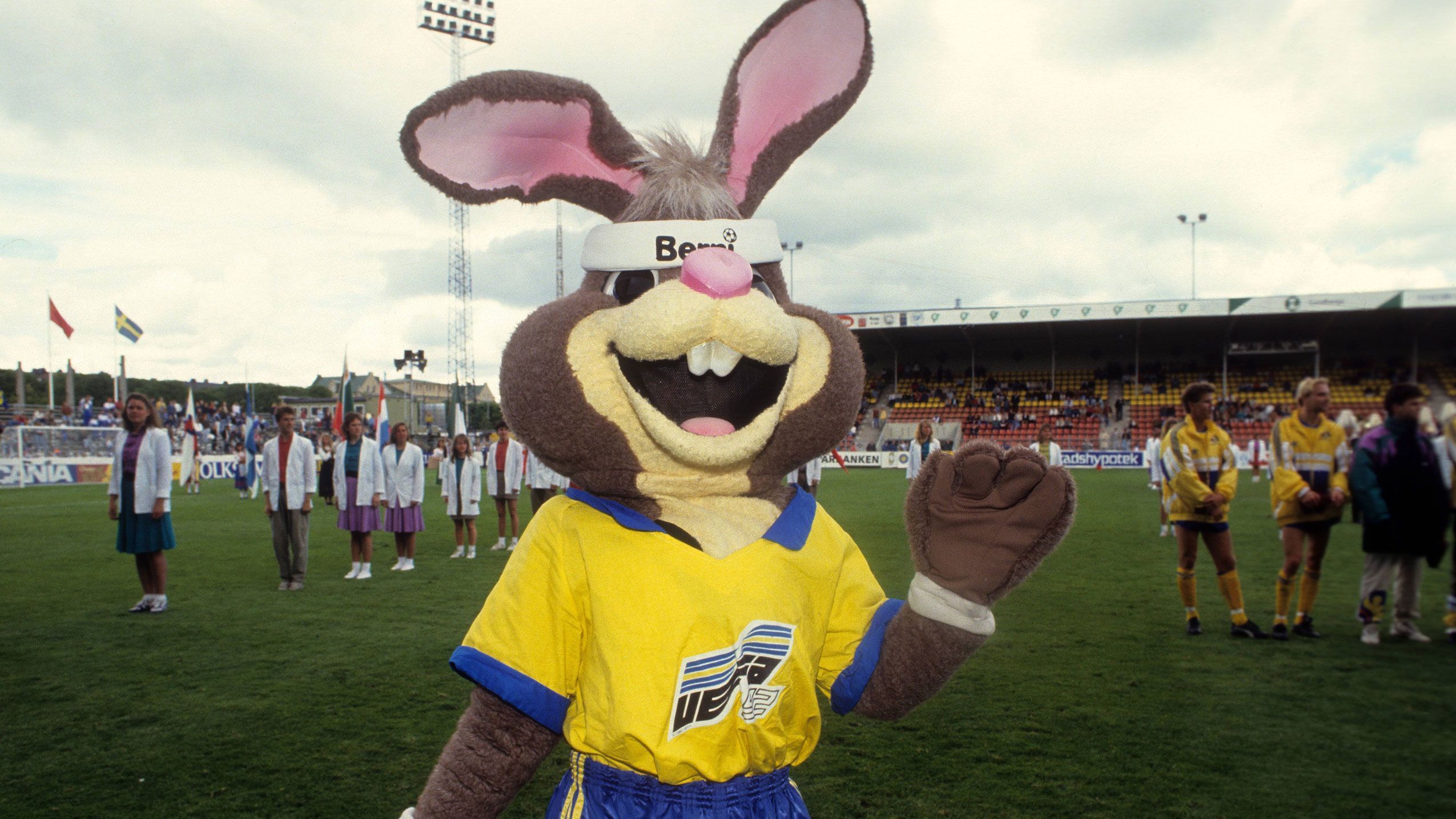 
                <strong>Schweden 1992: Berni reloaded</strong><br>
                Neues Trikot in den Nationalfarben des Gastgeberlandes angezogen und zack, fertig war das Maskottchen für die EM in Schweden 1992. Manchmal kann es auch ganz einfach sein...
              