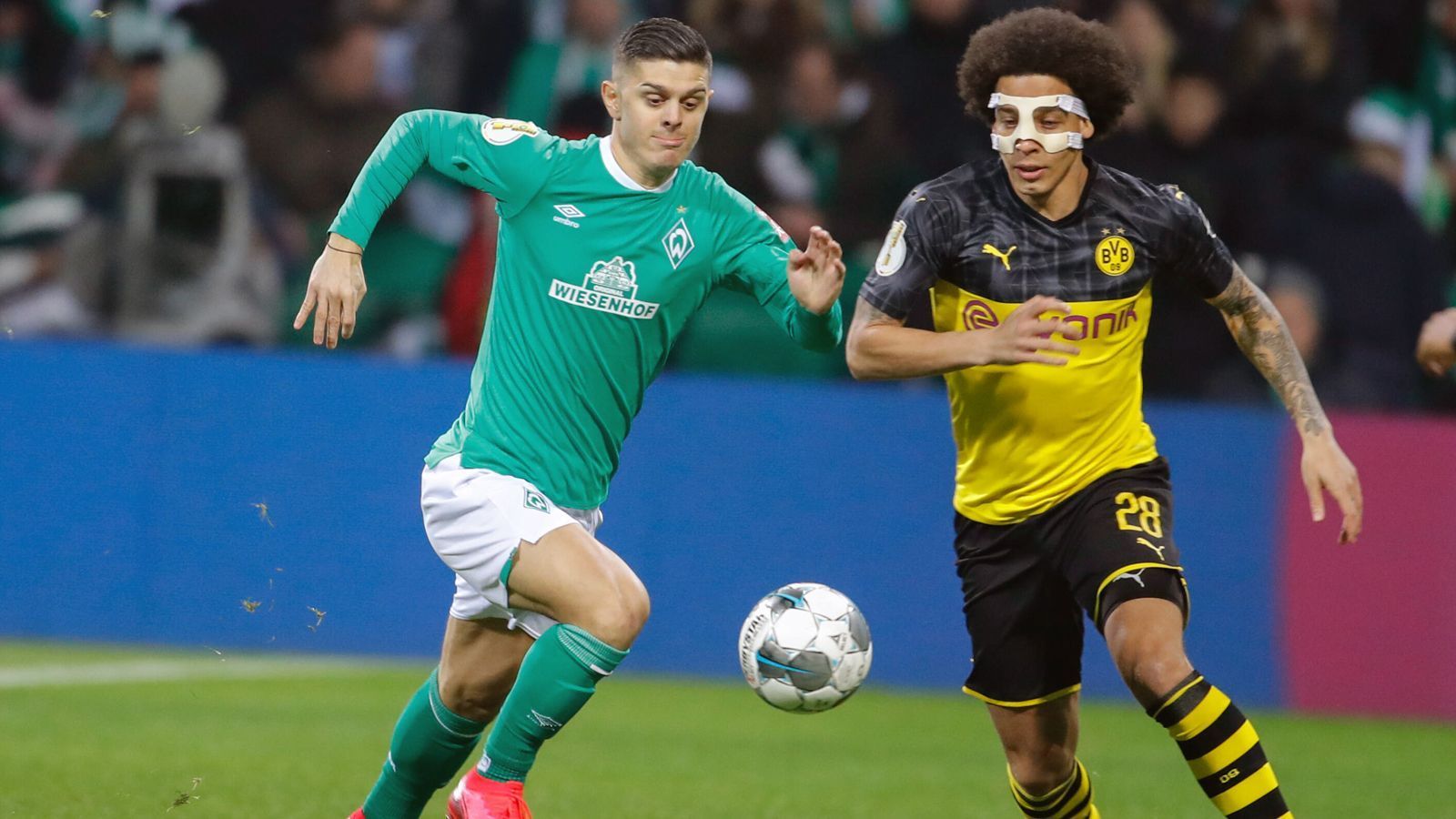 
                <strong>Axel Witsel (Borussia Dortmund)</strong><br>
                In einer schwachen ersten Halbzeit noch einer der besseren Dortmunder. Witsel ist resolut in den Zweikämpfen und erstickt den Großteil der Bremer Offensivbehmühungen bereits im Ansatz. Auch in der Folge agiert der Belgier extrem abgeklärt, kann der Partie aufgrund des frühen Rückstands jedoch nie seinen Stempel aufdrücken. ran-Note: 3
              