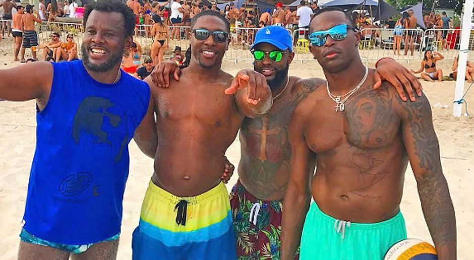 
                <strong>Julio Jones</strong><br>
                Muss man denn direkt die Sportart wechseln, wenn man eine 25-Punkte-Führung im Super Bowl hergibt? Kleiner Spaß. Julio Jones (re.) kann als Wide Receiver der Atlanta Falcons nicht nur Bälle fangen, sondern auch schlagen, pritschen oder baggern. Hier "grinst" der NFL-Star lässig mit seiner Volleyball-Crew in die Kamera. Enjoy!
              