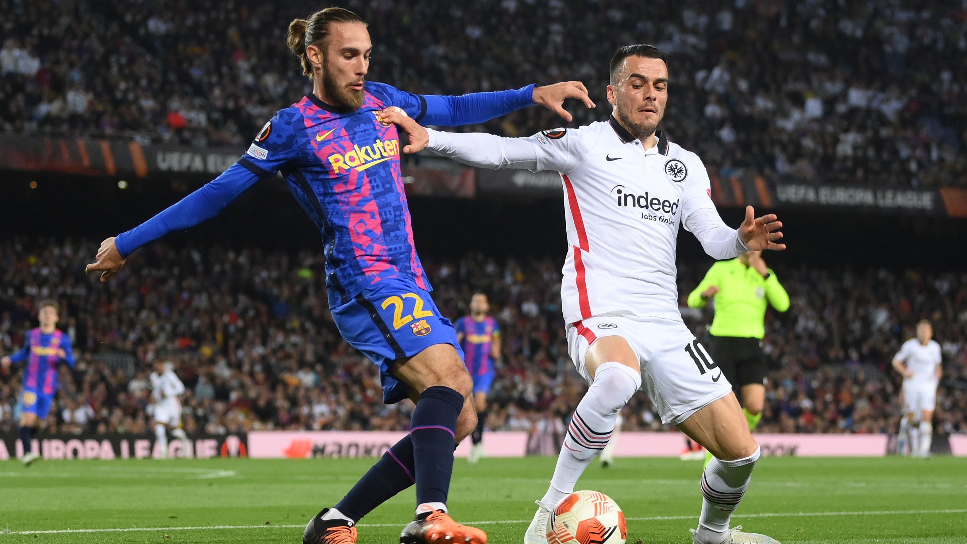 
                <strong>Filip Kostic</strong><br>
                Überragender Mann auf Seiten der Eintracht. Ebnet mit seinem Elfmeter-Tor zum 1:0 (3. Minute) den Weg ins Halbfinale. Muss in Hälfte eins viel hinten aushelfen gegen Dembele, lässt sich wie Knauff oft in die Abwehrkette zurückfallen. Nach dem 2:0 bekommt er auch mehr Raum zur Entfaltung. Trifft in der 67. Minute eiskalt zum 3:0 und katapultiert die Eintracht damit ins Halbfinale. ran-Note: 1
              