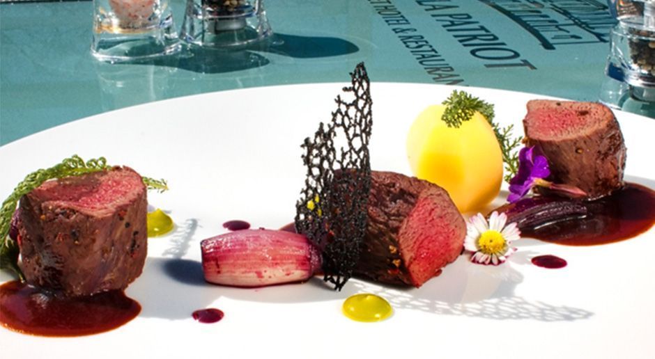 Rezept: Gebratener Hirschrücken, glasierte Schalotten, Bratkartoffeln