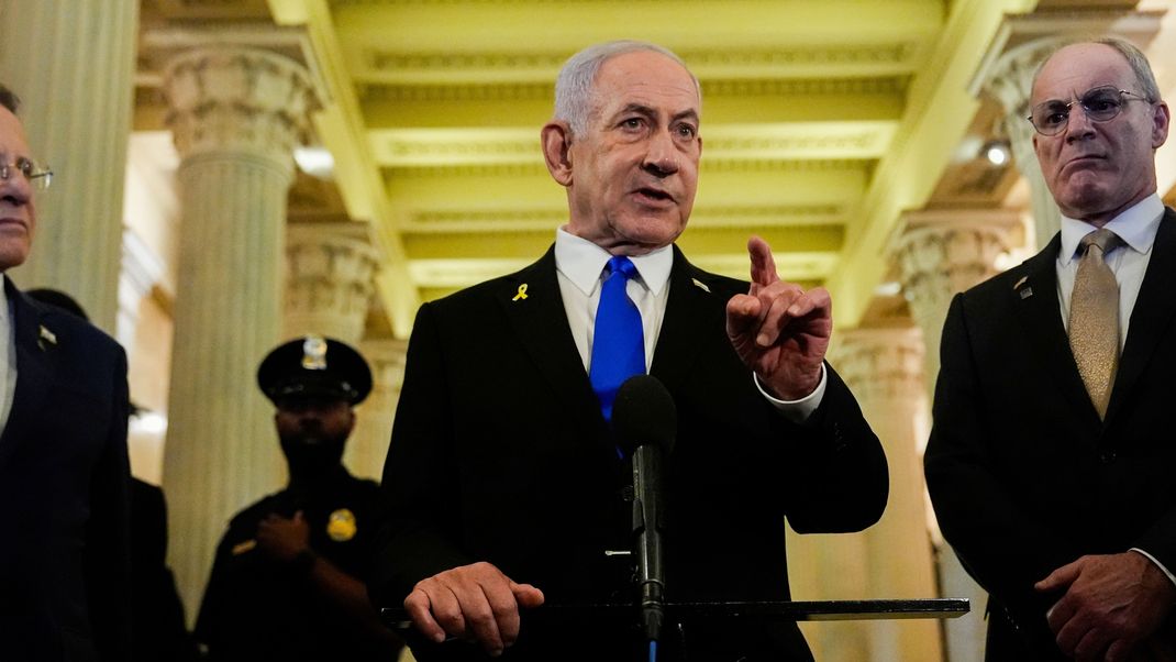 Benjamin Netanjahu (M), Ministerpräsident von Israel, spricht zu Reportern im US-Kapitol nach einem Treffen mit dem Sprecher des Repräsentantenhauses Johnson. 