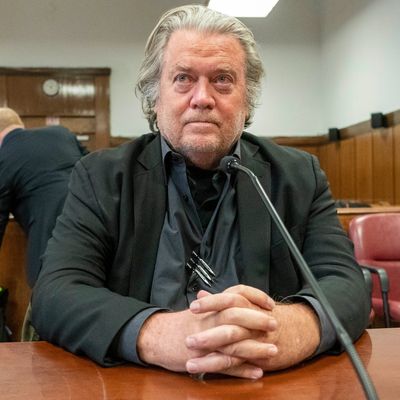 Ab 1. Juli könnte Steve Bannon für vier Monate hinter Gitter wandern