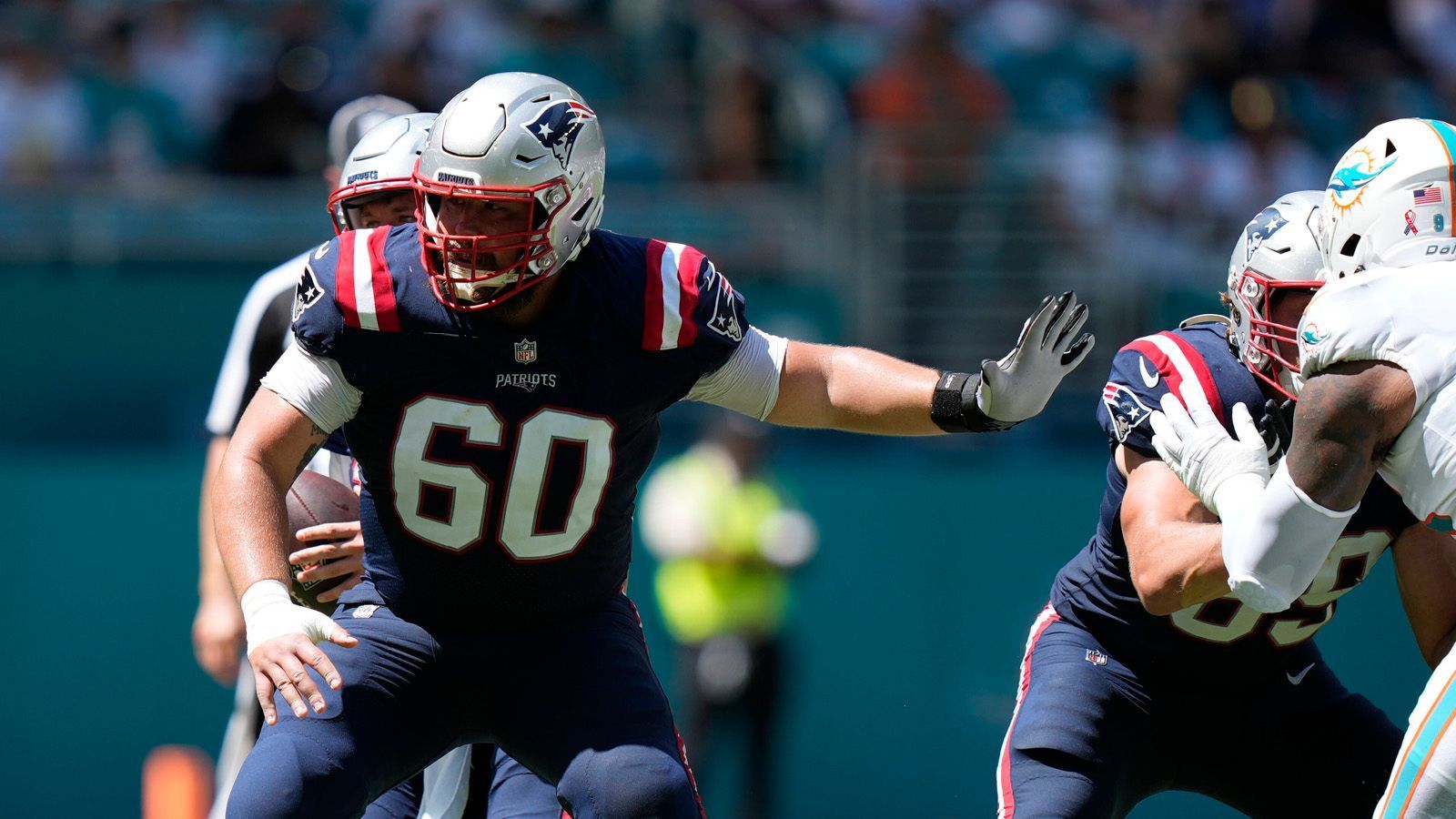 
                <strong>David Andrews</strong><br>
                Wie Joa Cardona kam auch David Andrews im Draft 2015 nach New England und steht vor seiner neunten Saison mit der Franchise. Immerhin fünf Jahre war der Center einer der wichtigsten Beschützer von Quarterback Tom Brady - und mittlerweile Mac Jones. 100 von 103 Spielen stand der 30-Jährige als Starter auf dem Feld. In der Brady-Belichick-Ära gewann Andrews Super Bowl LI und Super Bowl LIII. Außerdem gehört er zum "New England Patriots All-2010s Team".
              