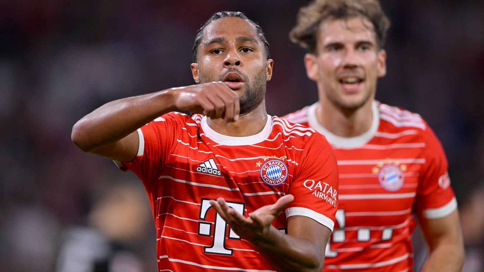 
                <strong>Serge Gnabry (FC Bayern München)</strong><br>
                Der Chefkoch: Wenn er spielt, brennt's vor dem gegnerischen Tor. Sowohl bei den Bayern als auch in der DFB-Elf wird er gerne als Mittelstürmer eingesetzt – kein Wunder, denn Gnabry trifft in dieser Saison alle 145 Minuten. Er bringt jede Menge technische Fähigkeiten und einen Hammerschuss mit, sodass er nicht nur auf dem Flügel, sondern auch als Stürmer zu den gefährlichsten Angreifern der Bundesliga zählt. Allerdings strahlt der 27-Jährige mit seinen 1,76 Metern eher weniger Gefahr bei Flanken aus. Gnabry wäre also eine weitere spielerische Alternative für die Stürmerposition. Zudem befindet er sich in einer herausragenden Form: Gegen Werder Bremen gelangen ihm drei Tore. Kategorie: Top-Kandidat
              