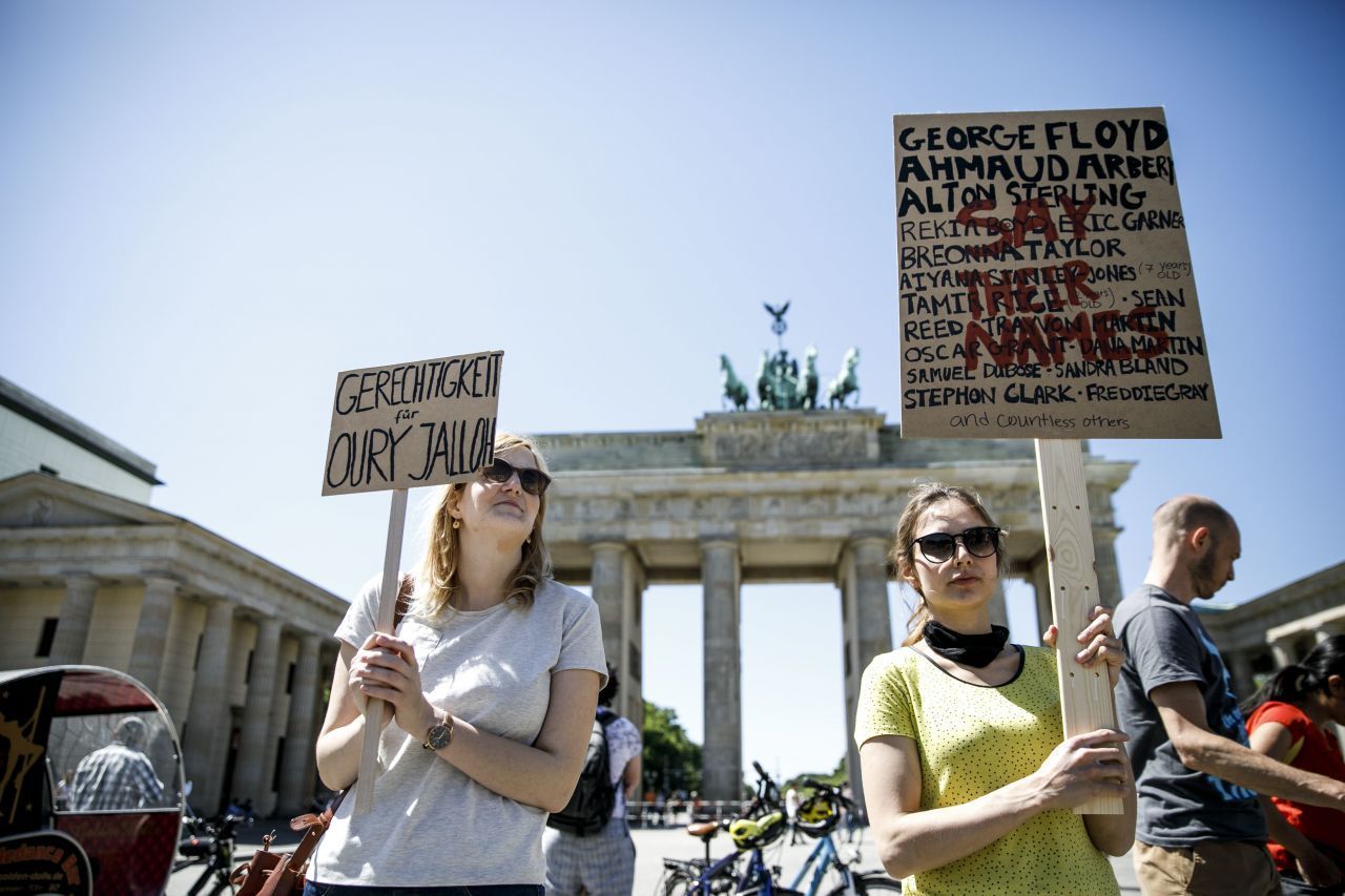In Berlin gab es eine Mahnwache unter dem Motto "Say their names". Die Teilnehmer wollen auf Polizeigewalt in aller Welt aufmerksam machen - und nennen Namen von Opfern wie zum Beispiel George Floyd.
