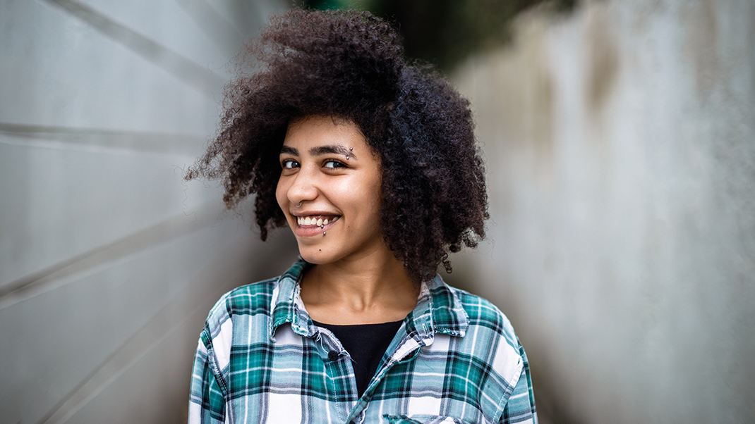 Ihr wollt euch ein Labret-Piercing stechen lassen? Dann solltet ihr unsere Pflegetipps im Artikel beachten.