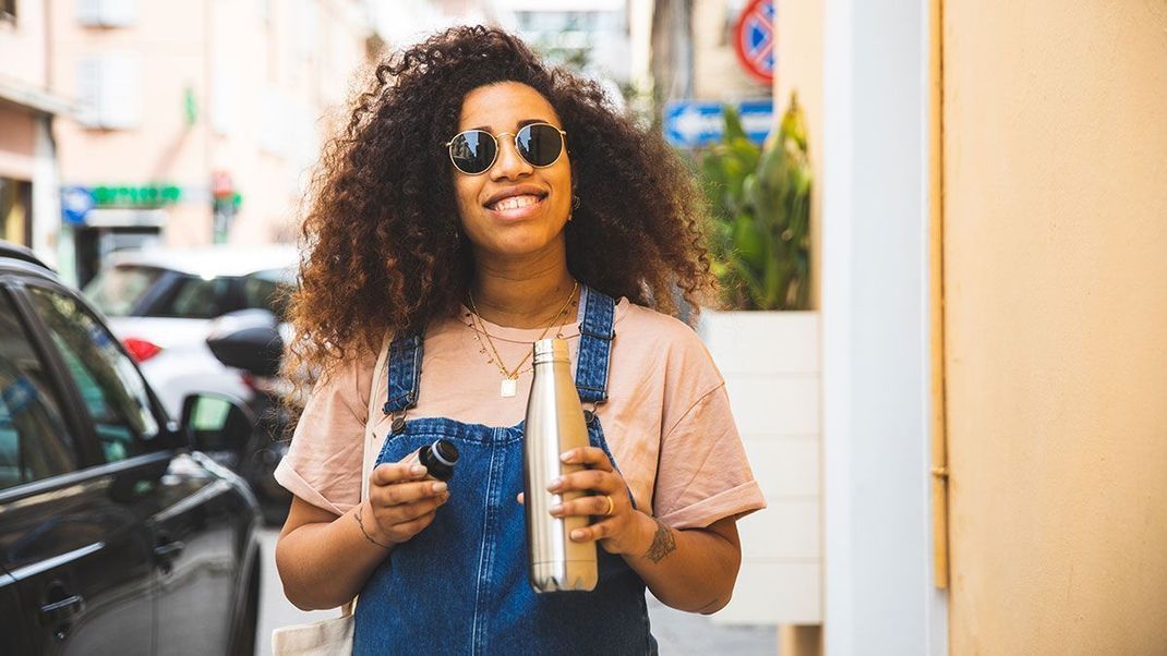 Viel Wasser trinken – auch von unterwegs! Dann aber bitte mit einer refill water bottle. Warum "Wasser trinken" Teil eurer täglichen Körperpflege-Routine ist, lest ihr im Beauty-Artikel. 