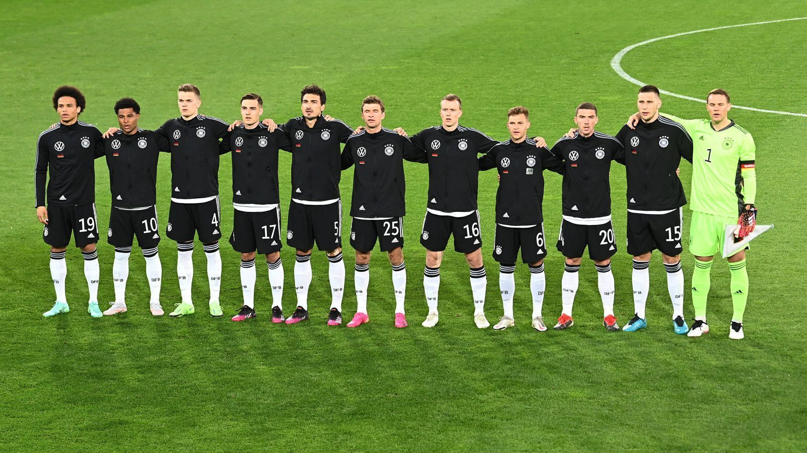 
                <strong>Müller und Hummels feiern DFB-Comeback</strong><br>
                Beim 1:1 gegen Dänemark feierten Mats Hummels und Thomas Müller ihr Comeback im DFB-Dress - so lief die Rückkehr der Routiniers in der deutschen Nationalmannschaft.
              